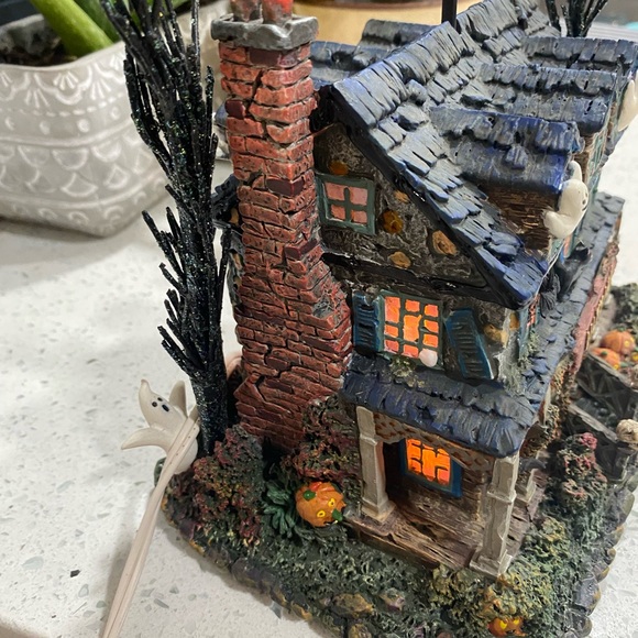 "Lily's Inn" The Munsters Halloween Village Hawthorne Village with COA - Picture 4 of 16